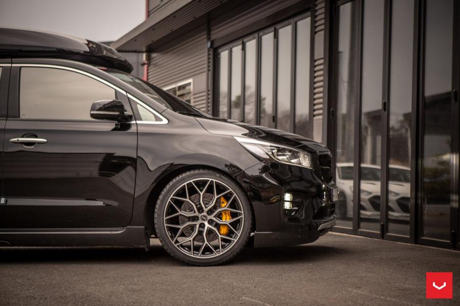 Детали экстерьера Kia Carnival on Vossen Wheels (HF-2) 2019 года  (фото 6 из 9)